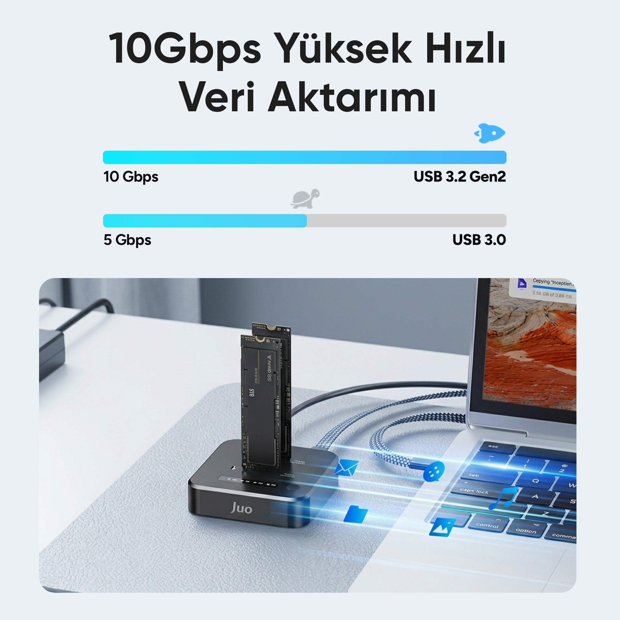 Hız karşılaştırması gösterilen, bir dizüstü bilgisayara bağlı iki SSD'li Juo disk istasyonu.