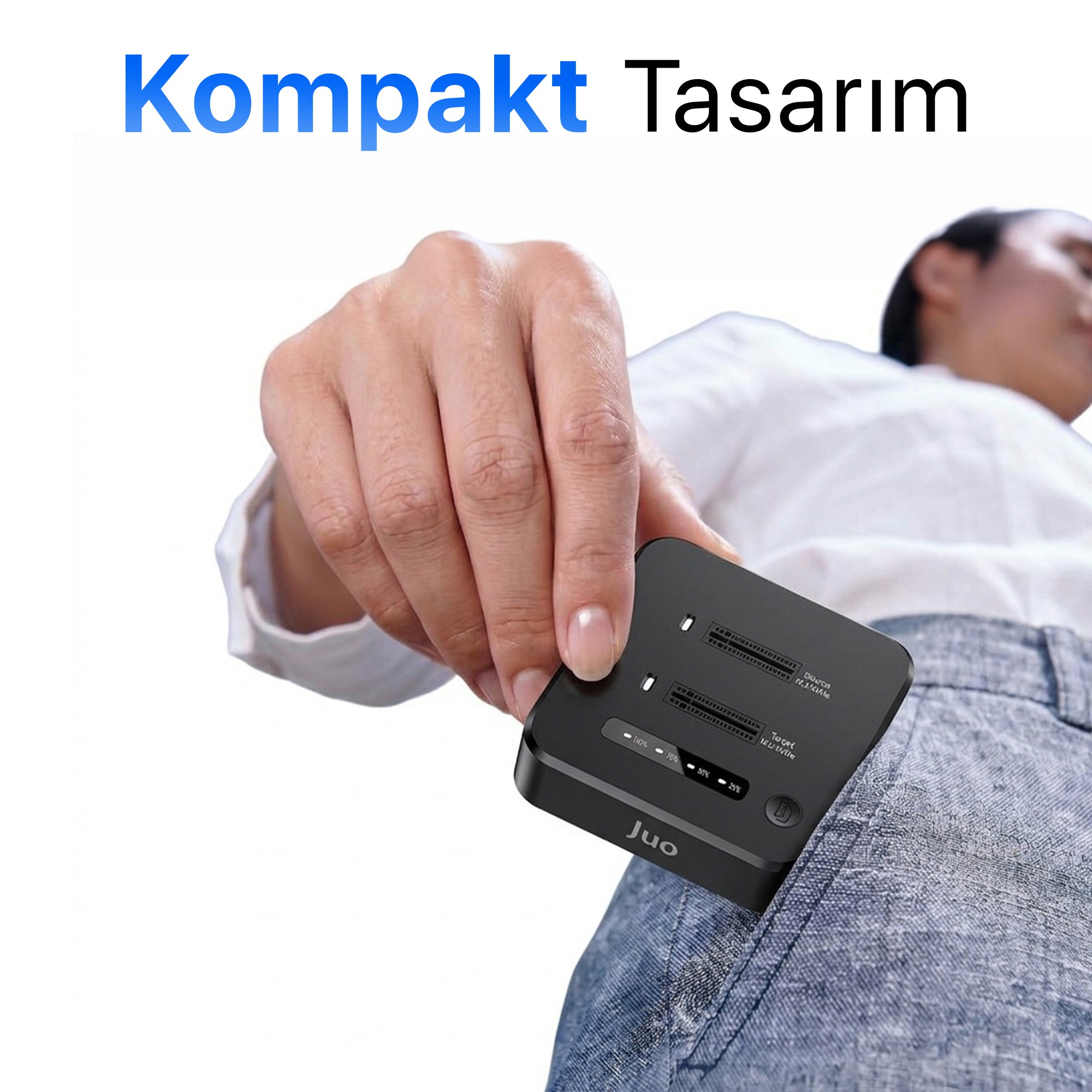 Bir kişi cebinden küçük siyah bir Juo cihazı çıkarıyor.