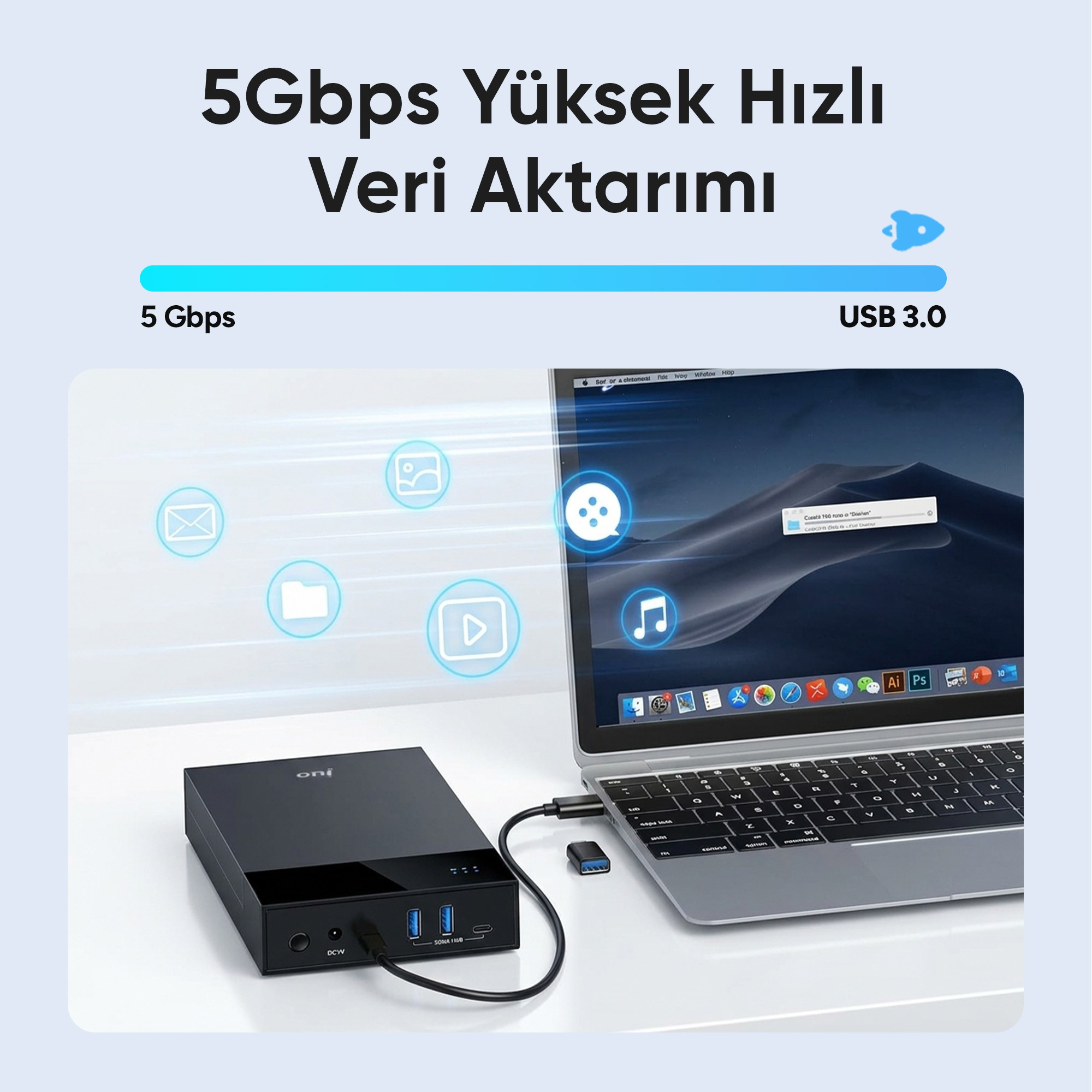 Siyah harici sabit disk, USB kablosuyla gümüş renkli dizüstü bilgisayara bağlı ve veri aktarım simgeleri gösteriyor.