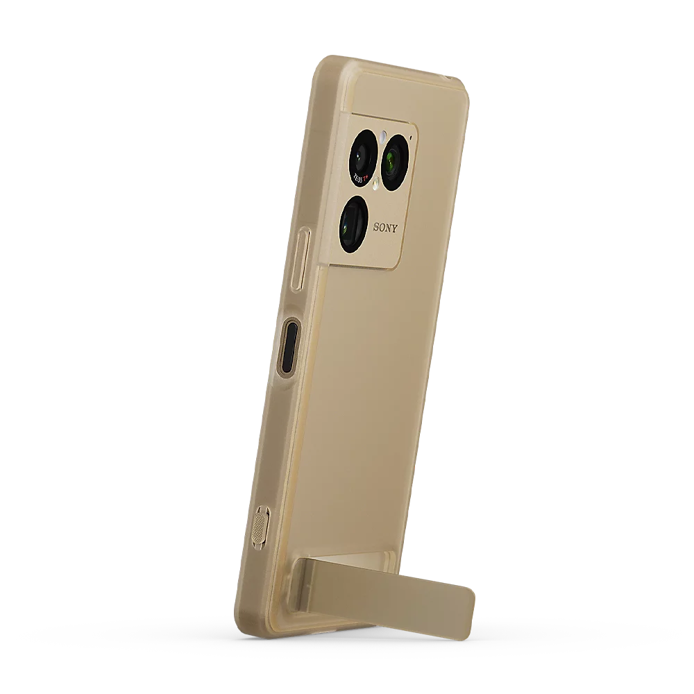 Ein goldenes Sony-Smartphone in einer Schutzhülle steht aufrecht mit ausgeklapptem Ständer auf weißem Hintergrund.