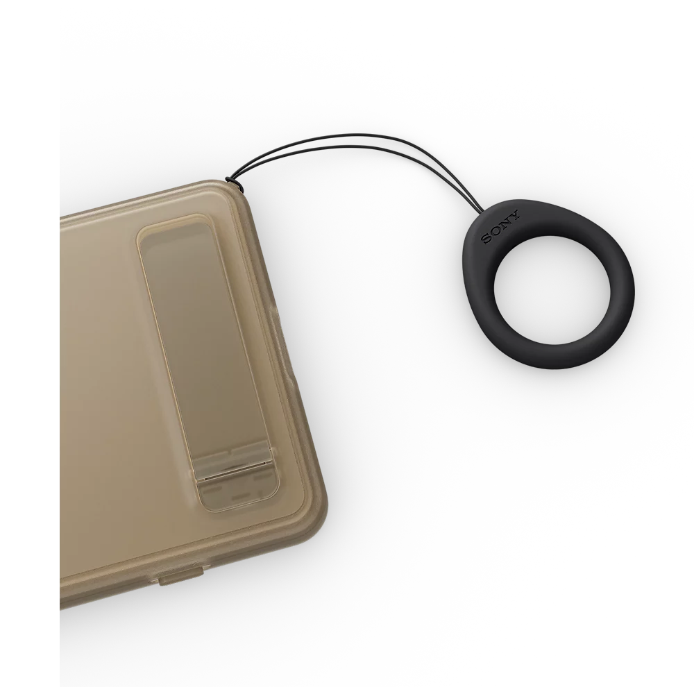 Eine beigefarbene Handyhülle mit Ständer und schwarzer Sony-Ringschlaufe auf weißem Hintergrund.