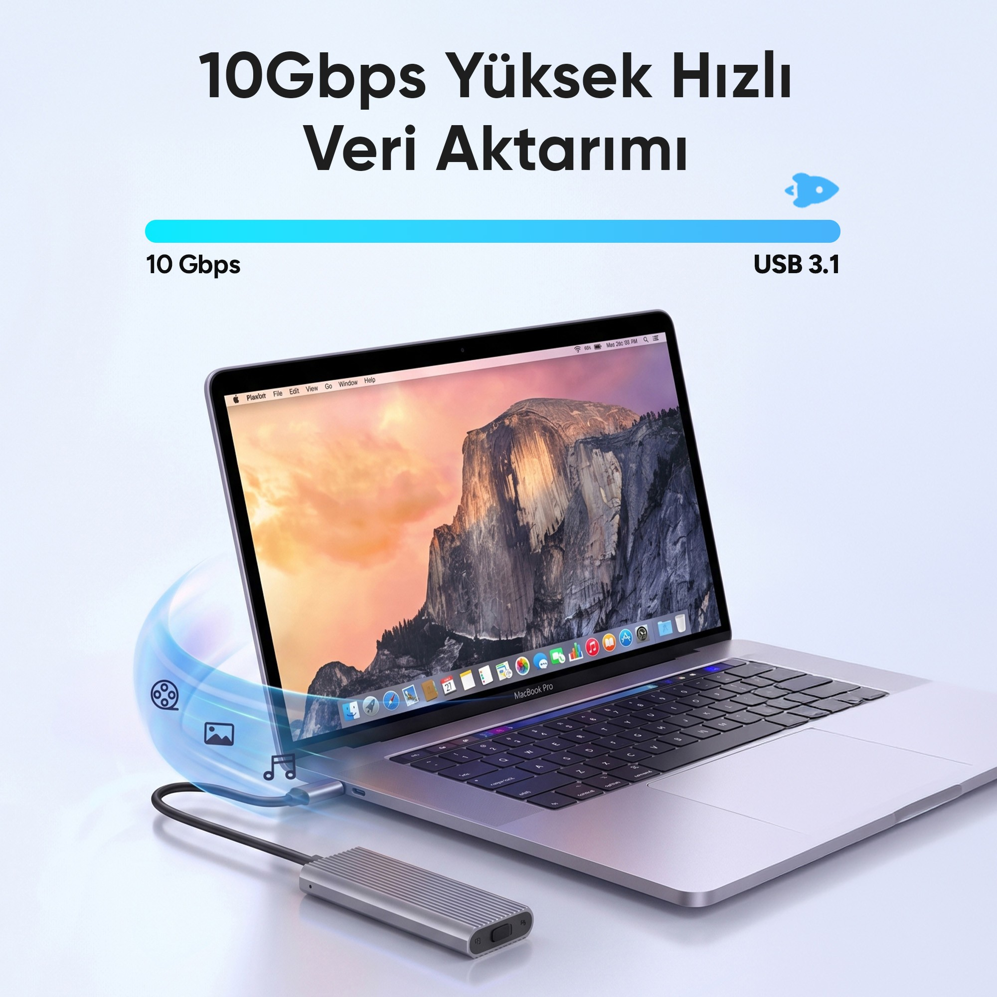 Gümüş renkli bir dizüstü bilgisayar, veri aktarımını belirten metinle USB 3.1 kablosuyla bir hub'a bağlı.