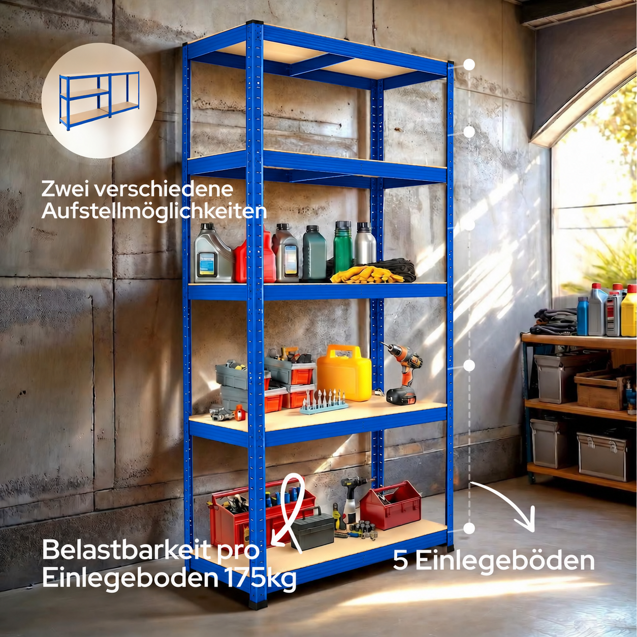 Ein blaues Metallregal mit fünf Holzboeden steht in einer Garage, gefuellt mit Werkzeug und Flaschen.