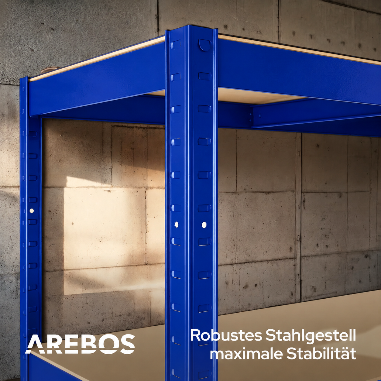 Robustes blaues Metallregal vor einer grauen Betonwand mit Text auf dem Bild.