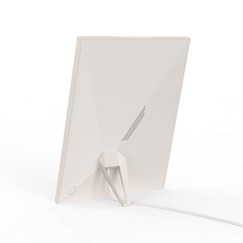 Rückseite eines beigen, gerahmten Smart-Displays mit integriertem Ständer und angeschlossenem Netzkabel.