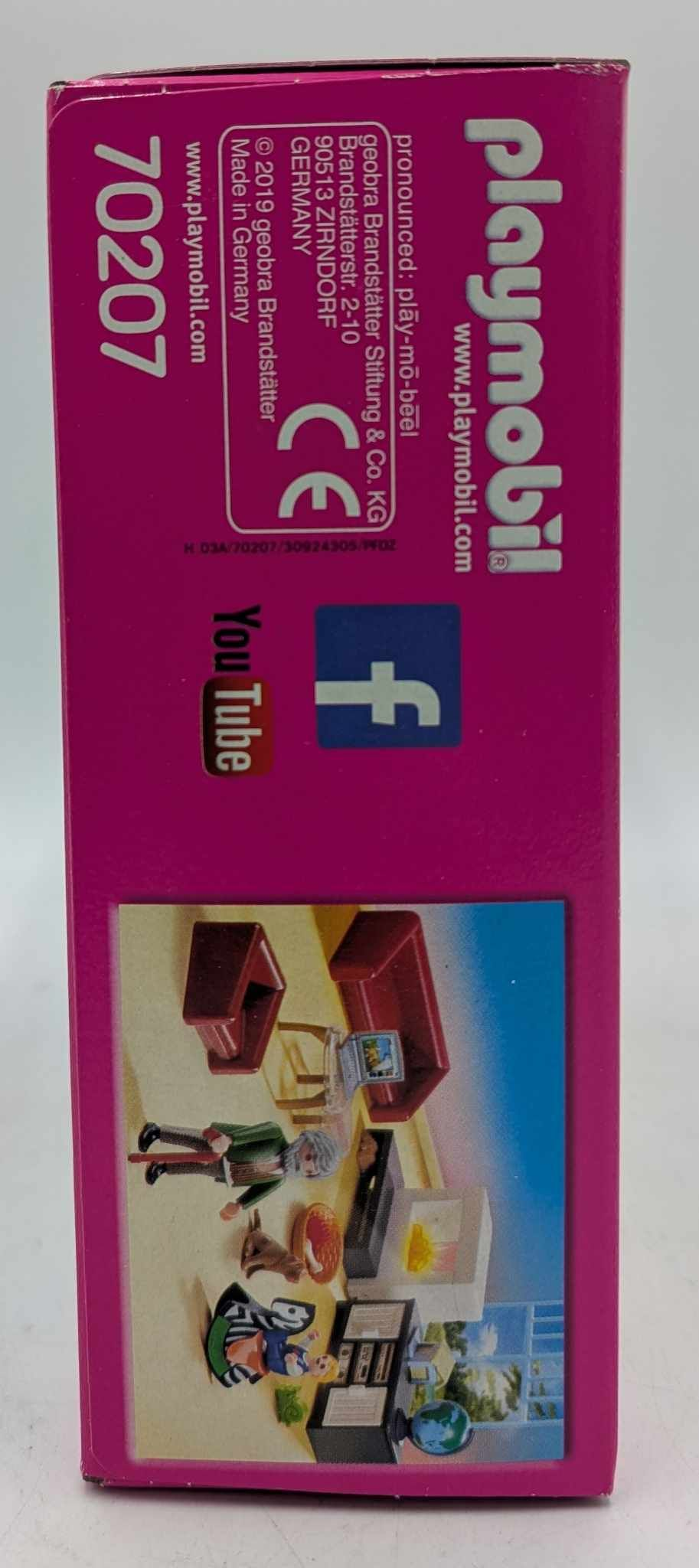 Vista lateral de un embalaje rosa de Playmobil con el set 70207, logotipos de la empresa y una imagen de muebles de juguete.