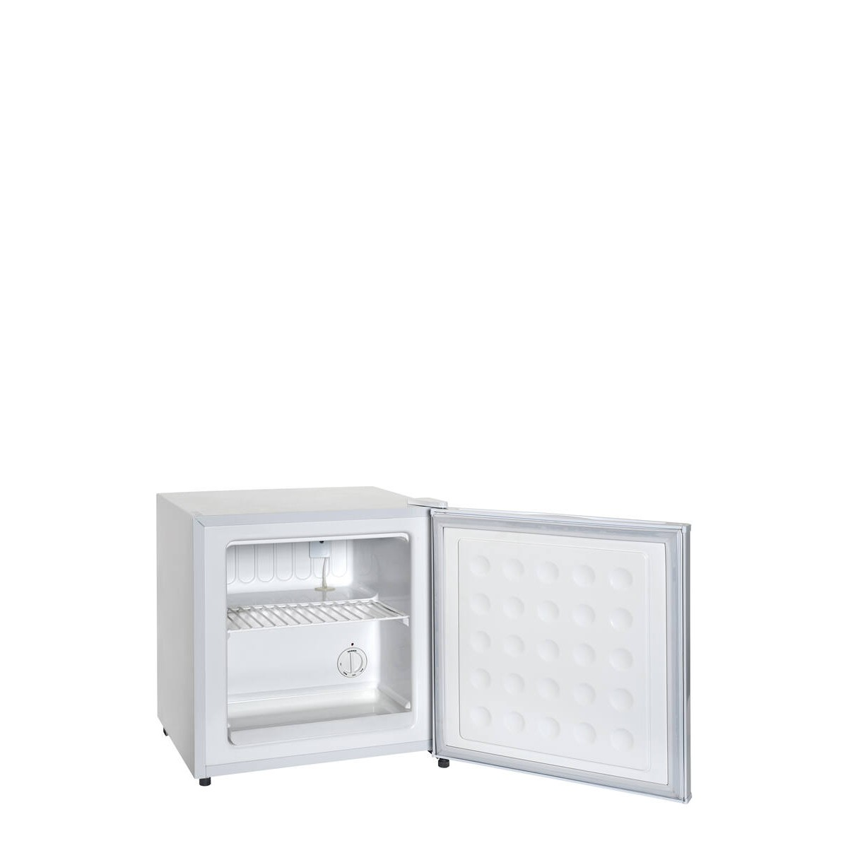 Pequeño minibar blanco con la puerta abierta y una rejilla metálica sobre fondo blanco.