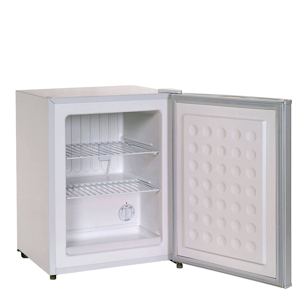 Pequeño mini frigorífico blanco con la puerta abierta y dos estantes metálicos en su interior.