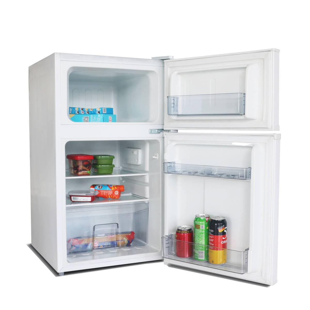 Pequeño refrigerador blanco con puertas abiertas, lleno de alimentos, latas y recipientes en los estantes.