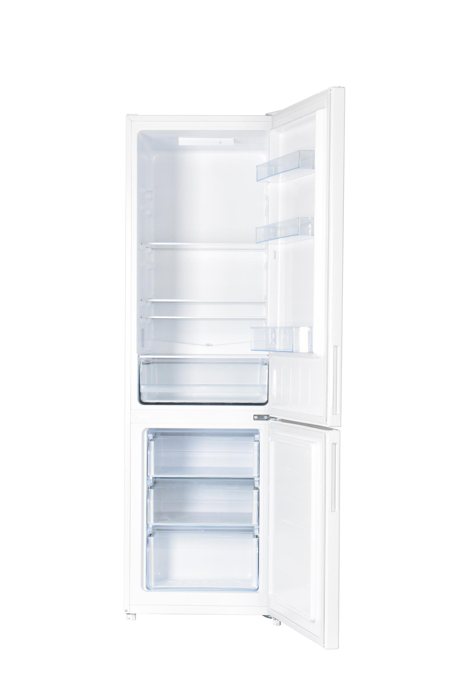 Un refrigerador empotrable blanco y vacío con puertas abiertas, estantes de vidrio y cajones sobre fondo blanco.