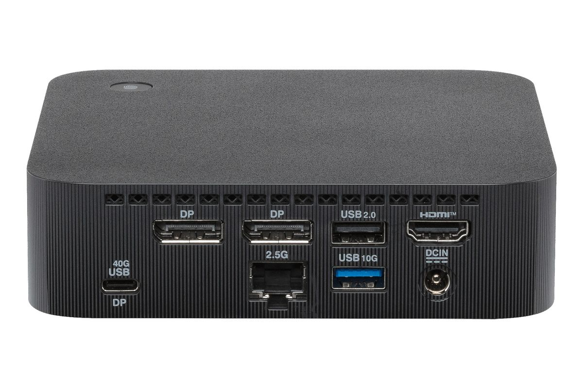 Vista trasera de un mini PC con puertos DisplayPort, USB, Ethernet, HDMI y DCIN sobre un fondo negro.