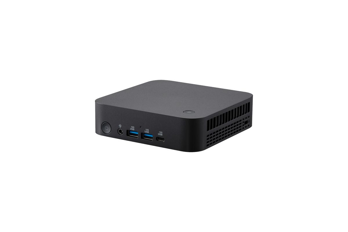 Mini PC negro con puertos USB frontales sobre fondo blanco.