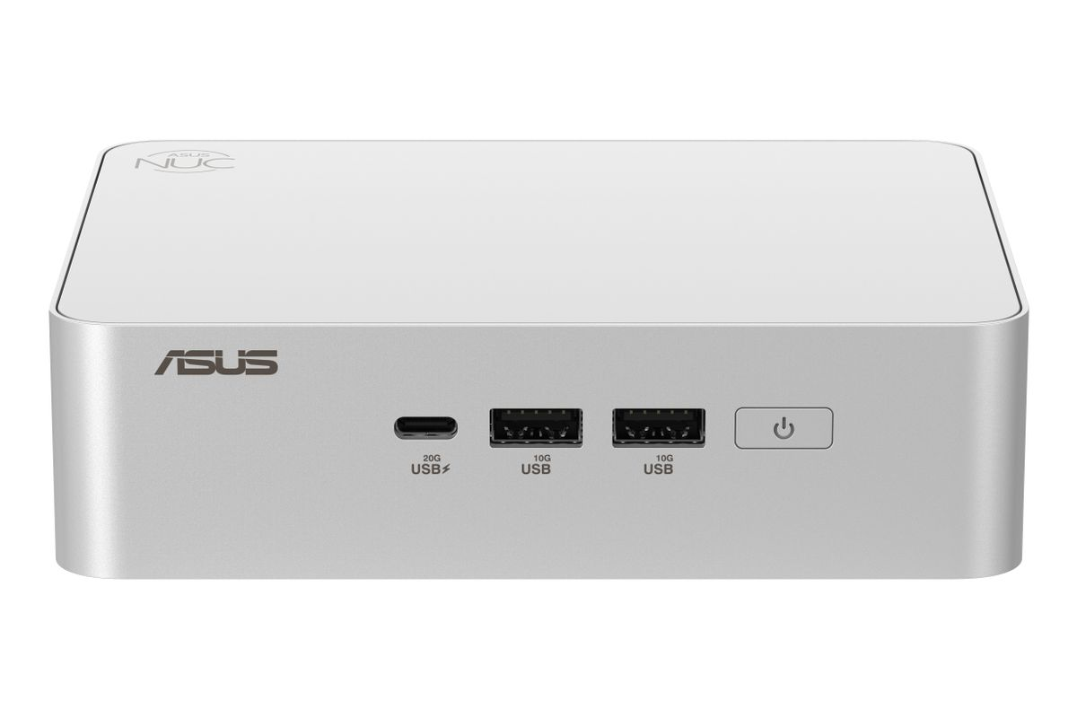Un mini PC ASUS NUC plateado con puertos USB y un botón de encendido en el frente sobre un fondo blanco.