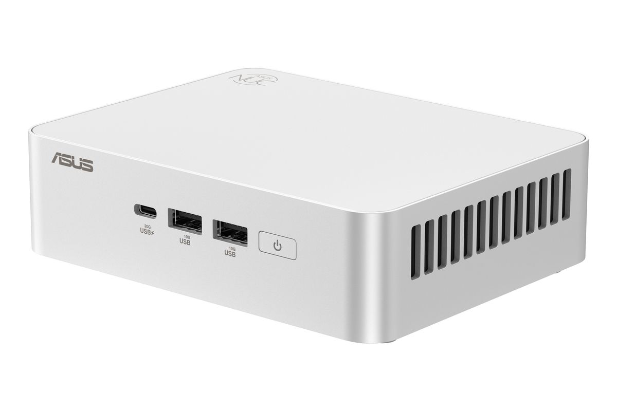 Un mini PC blanco de Asus con puertos USB frontales, rejillas de ventilación y un botón de encendido.