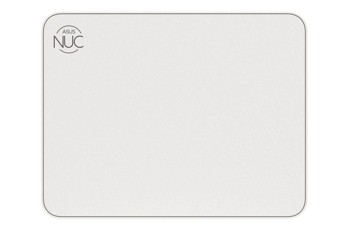 Una alfombrilla de ratón rectangular blanca con esquinas redondeadas y el logotipo gris de Asus NUC en la esquina superior izquierda.