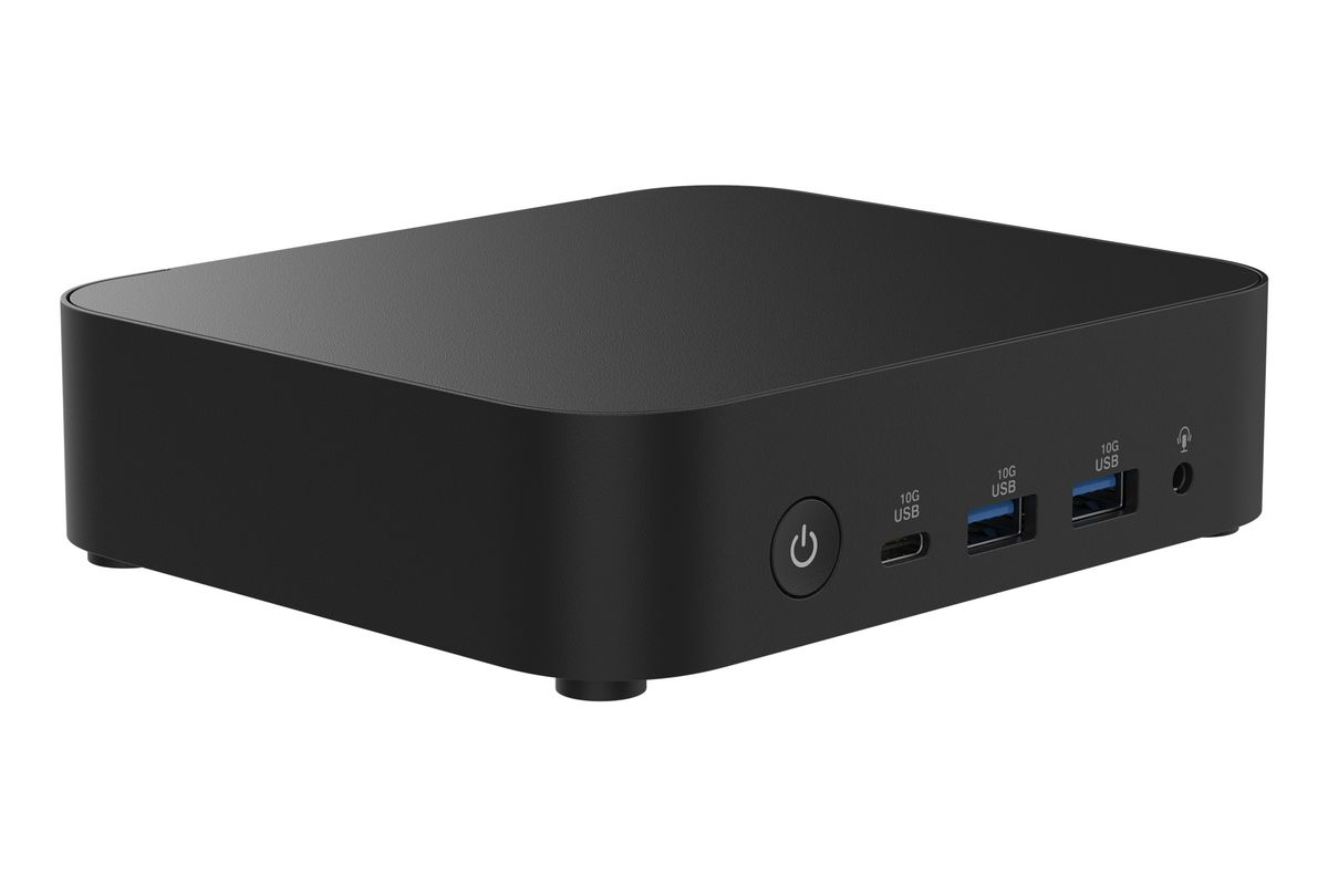 Mini PC negro con botón de encendido frontal, USB-C, dos puertos USB y conector de audio sobre fondo blanco.