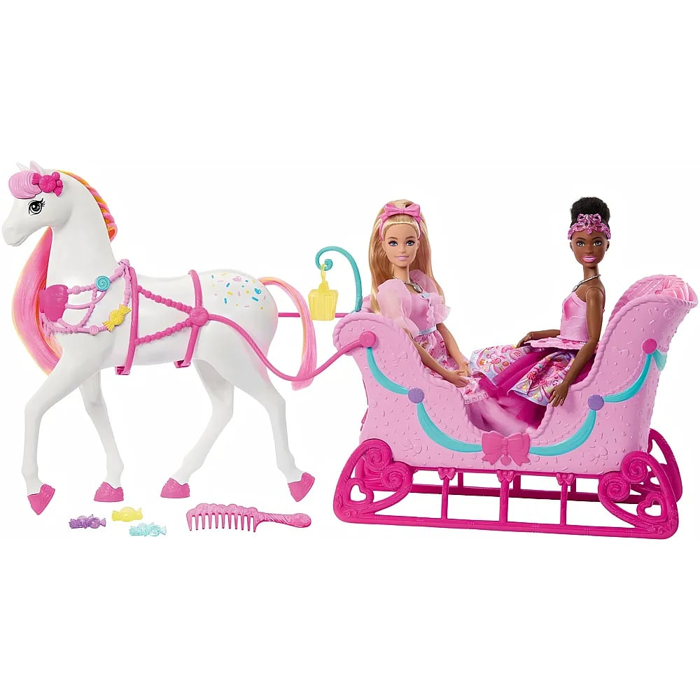 Un caballo blanco con crin rosa tira de un trineo rosa con dos muñecas Barbie, con un peine y caramelos en el suelo.