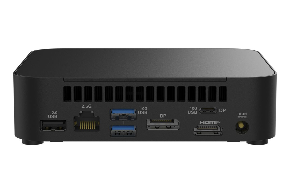 Vista trasera de un mini PC negro con puertos USB, LAN, DisplayPort, HDMI y entrada de corriente sobre fondo blanco.