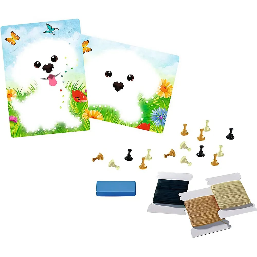 Due cartoline di cani bianchi, spille colorate, blocco blu e rocchetti di filo.