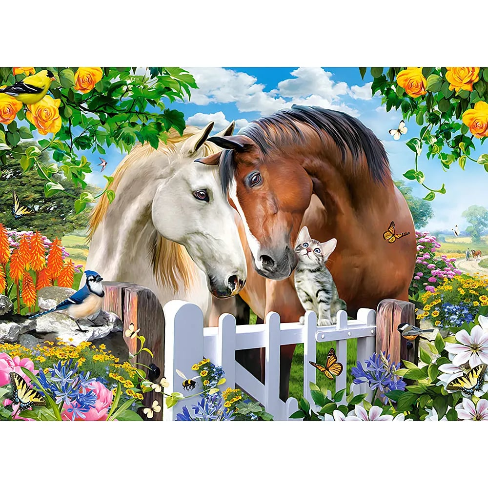 Un caballo blanco y uno marrón están detrás de una cerca blanca con un gatito, aves y mariposas en un jardín.