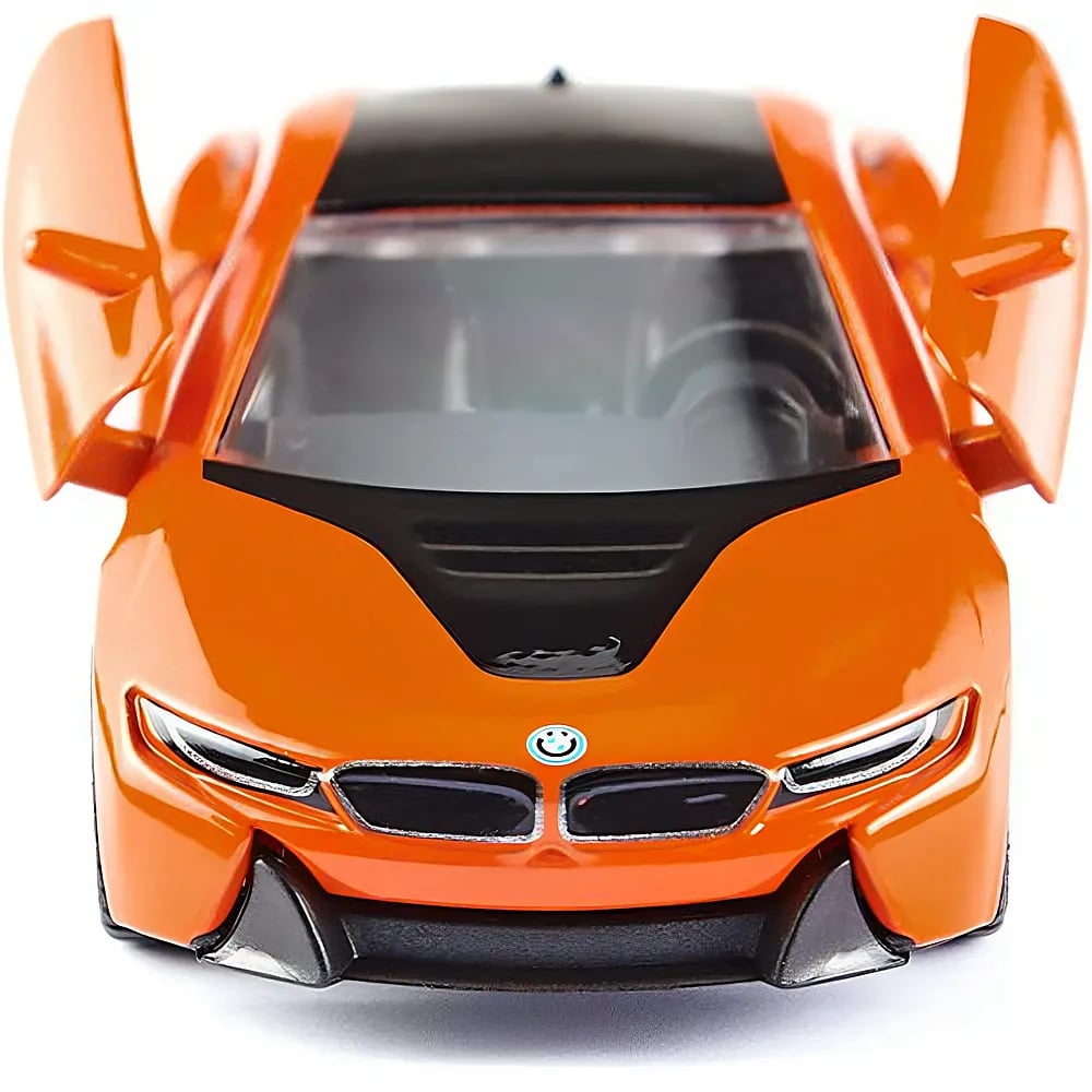 Frontansicht eines orangefarbenen BMW-Spielzeugautos mit offenen Flügeltüren auf weißem Hintergrund.