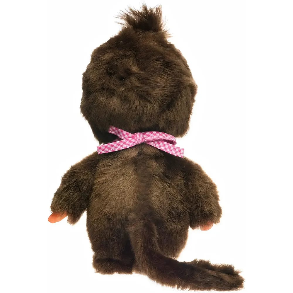 Vista trasera de un mono de peluche marrón y esponjoso con un lazo rosa a cuadros en el cuello sobre fondo blanco.