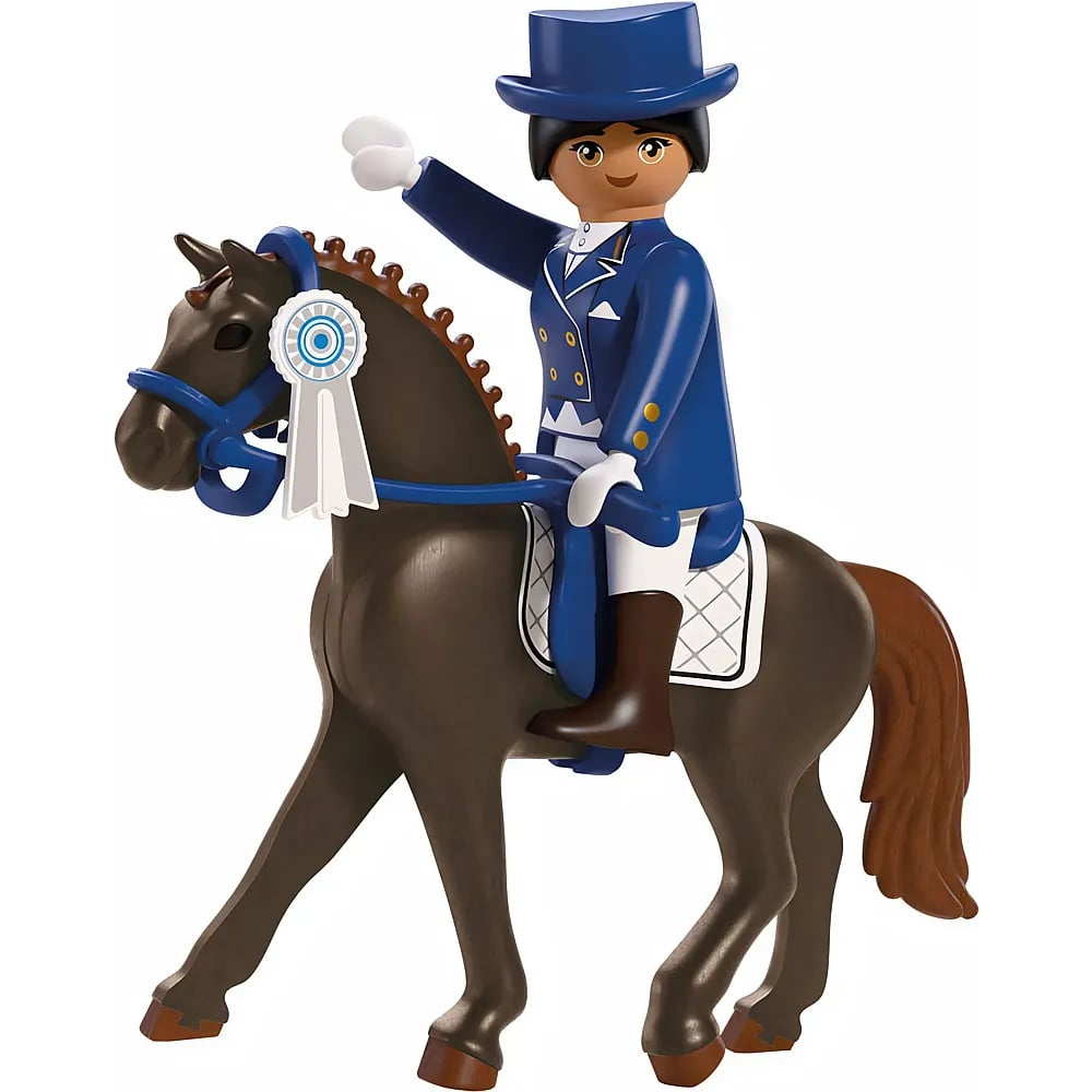 Playmobil-Figur in blauem Reitoutfit mit Zylinder reitet auf einem braunen Pferd mit blauer Schleife.