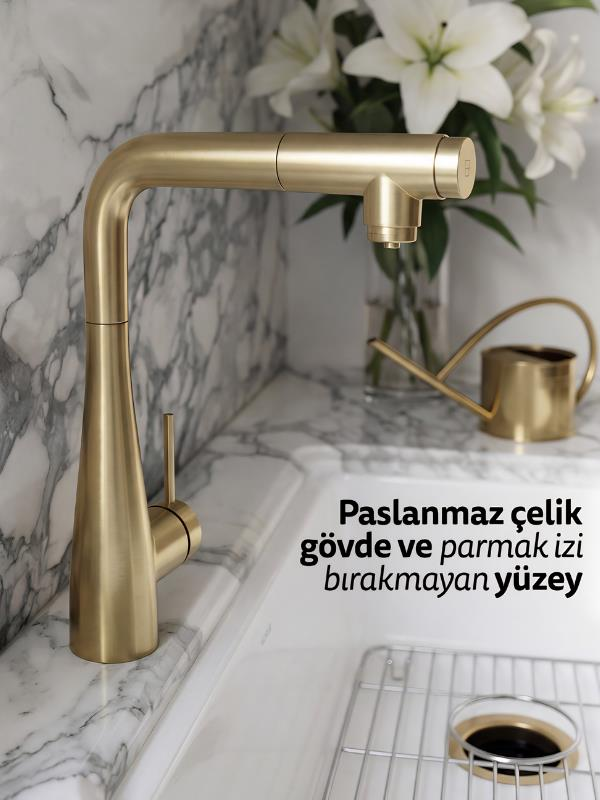 Beyaz mermer eviye üzerinde modern altın renkli musluk, beyaz zambaklar ve ön planda metin.
