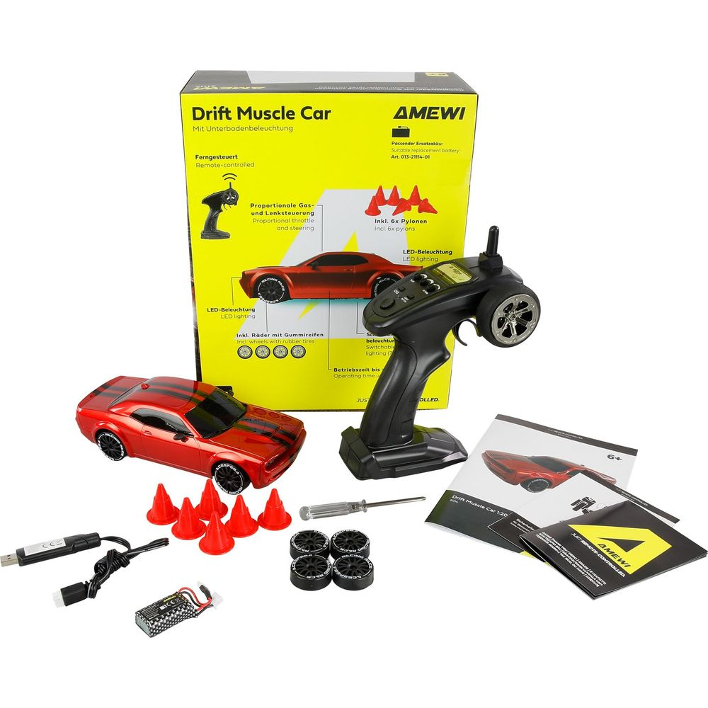 Rotes RC-Drift-Auto, schwarze Fernbedienung, gelbe Verpackung, rote Hütchen, Ersatzreifen, Schraubendreher und Anleitungen.