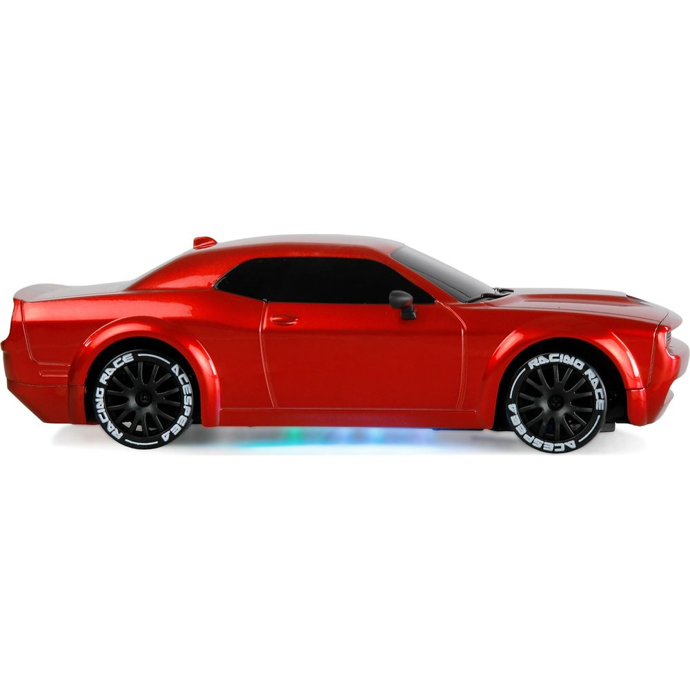 Ein rotes ferngesteuertes Spielzeugauto mit schwarzen Felgen und weißer Reifenbeschriftung auf weißem Hintergrund.