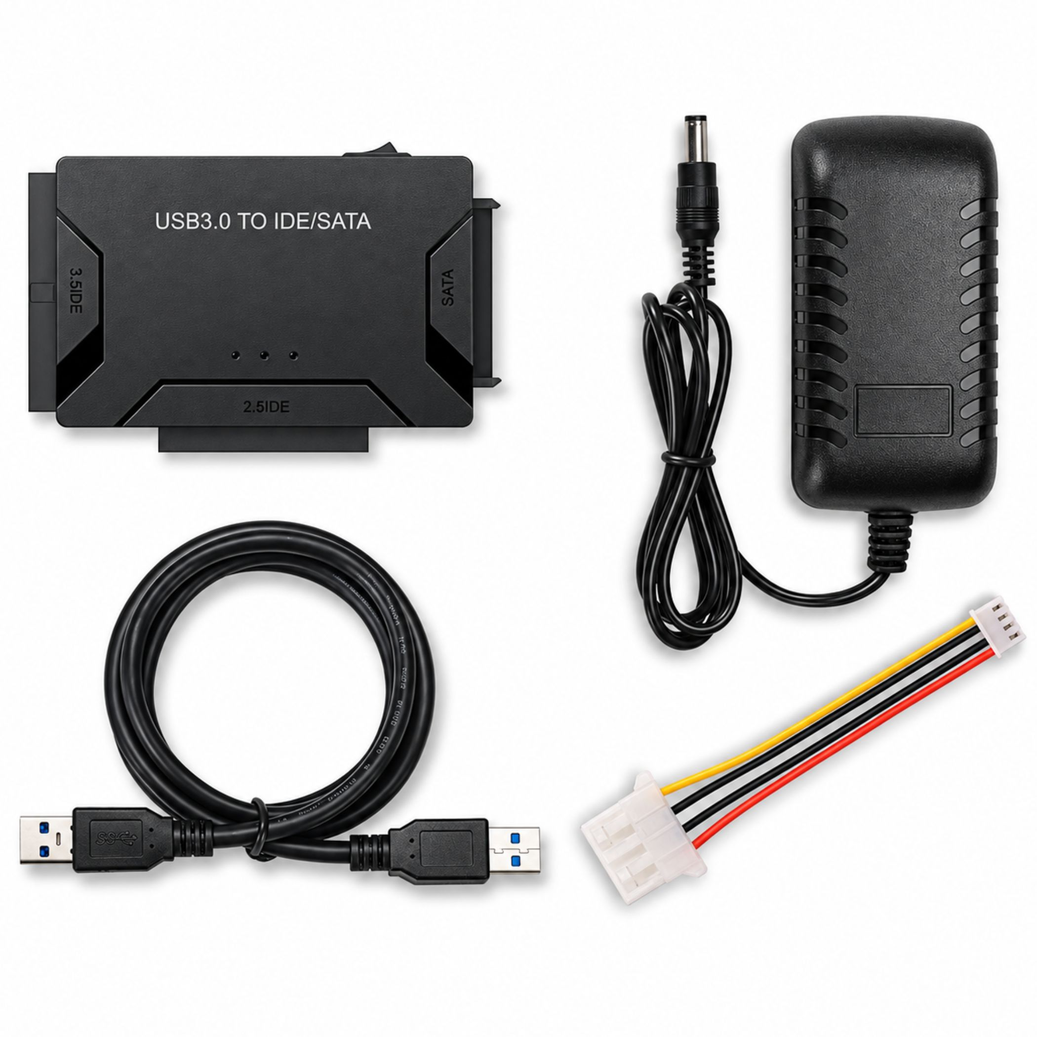 Ein schwarzer USB 3.0 zu IDE/SATA-Adapter, ein Stromnetzteil, ein USB-Kabel und ein kleines Stromkabel.