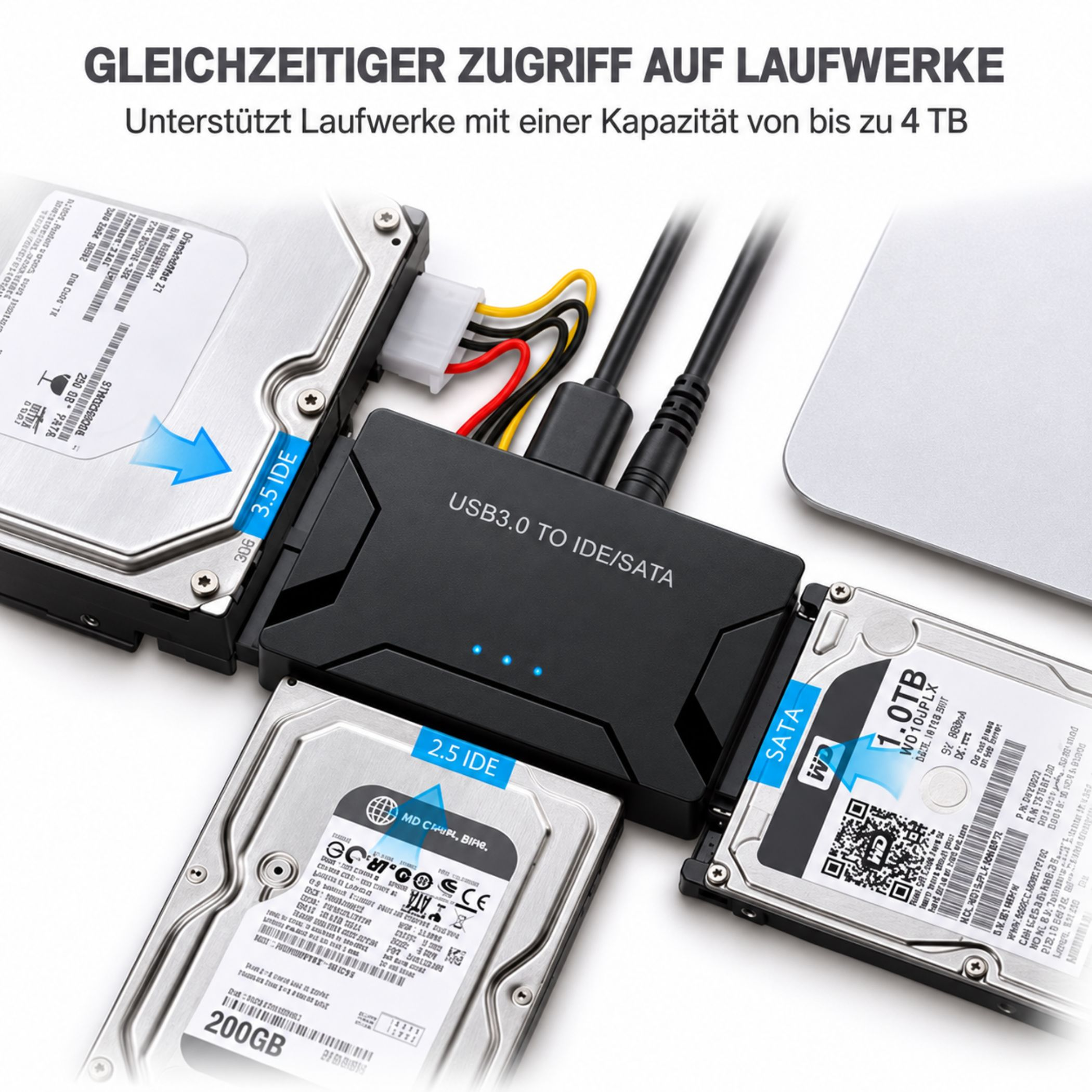 Ein USB 3.0 zu IDE und SATA Adapter verbunden mit drei verschiedenen Festplatten.