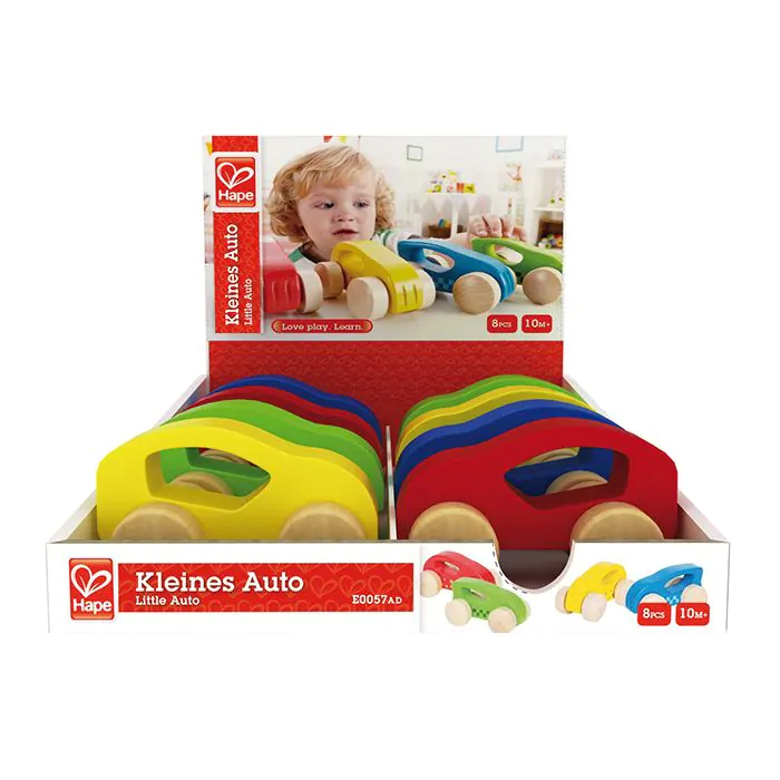 Una caja expositora con coloridos coches de juguete de madera Hape y ruedas de madera.