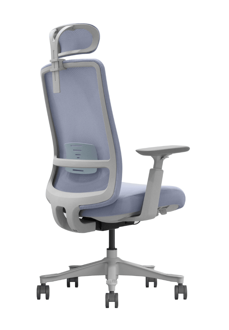 Rückansicht eines grauen ergonomischen Bürostuhls mit Netzrückenlehne und Rollen auf weißem Hintergrund.