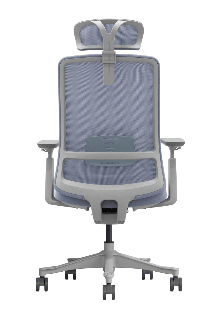 Rückansicht eines grauen ergonomischen Bürostuhls mit Netzrückenlehne und Kopfstütze auf weißem Hintergrund.