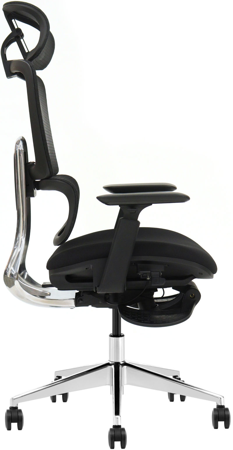 Ein schwarzer ergonomischer Buerostuhl mit Chromgestell, Rollen und verstellbarer Kopfstuetze.