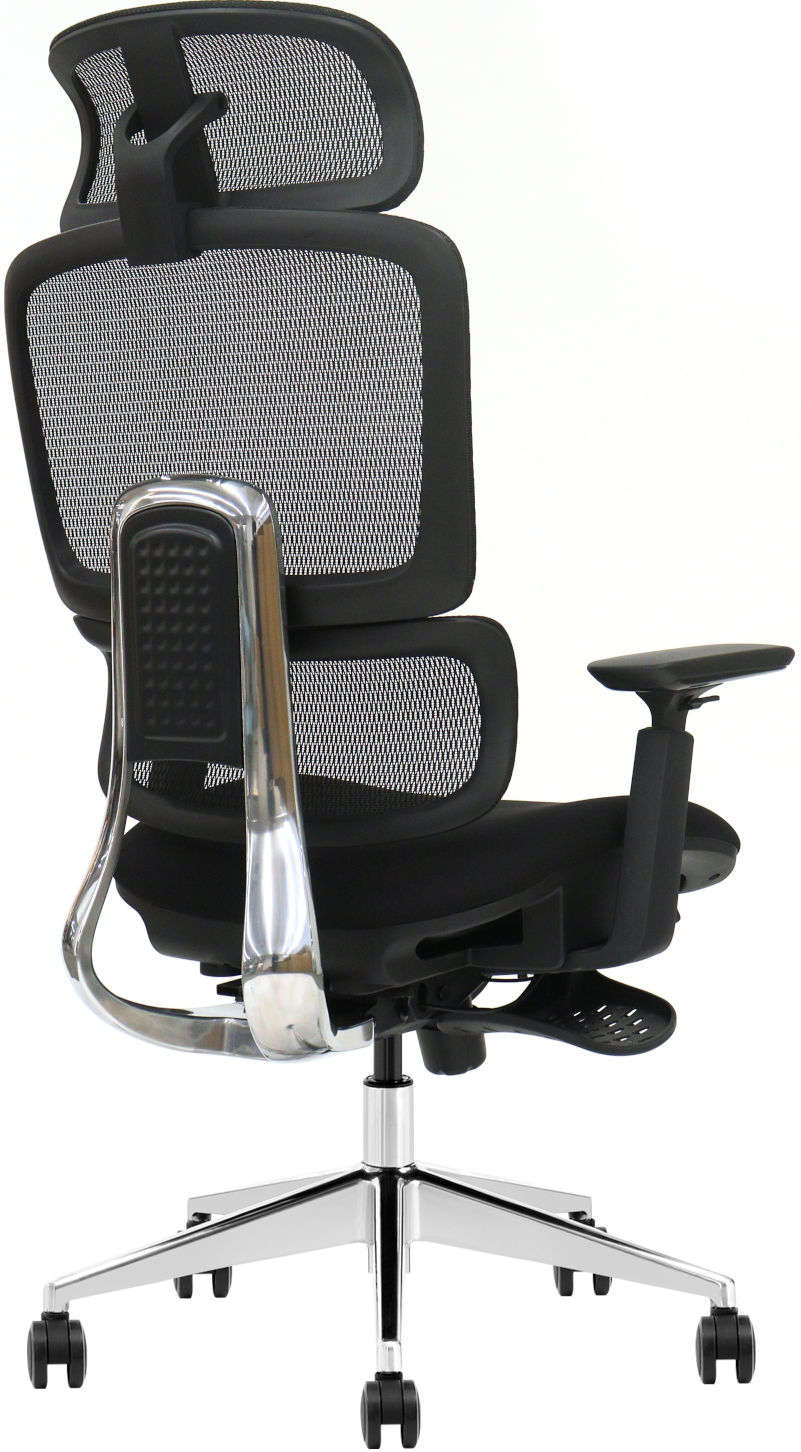 Schwarzer ergonomischer Bürostuhl mit Netzrückenlehne und verchromtem Fußkreuz auf weißen Hintergrund.