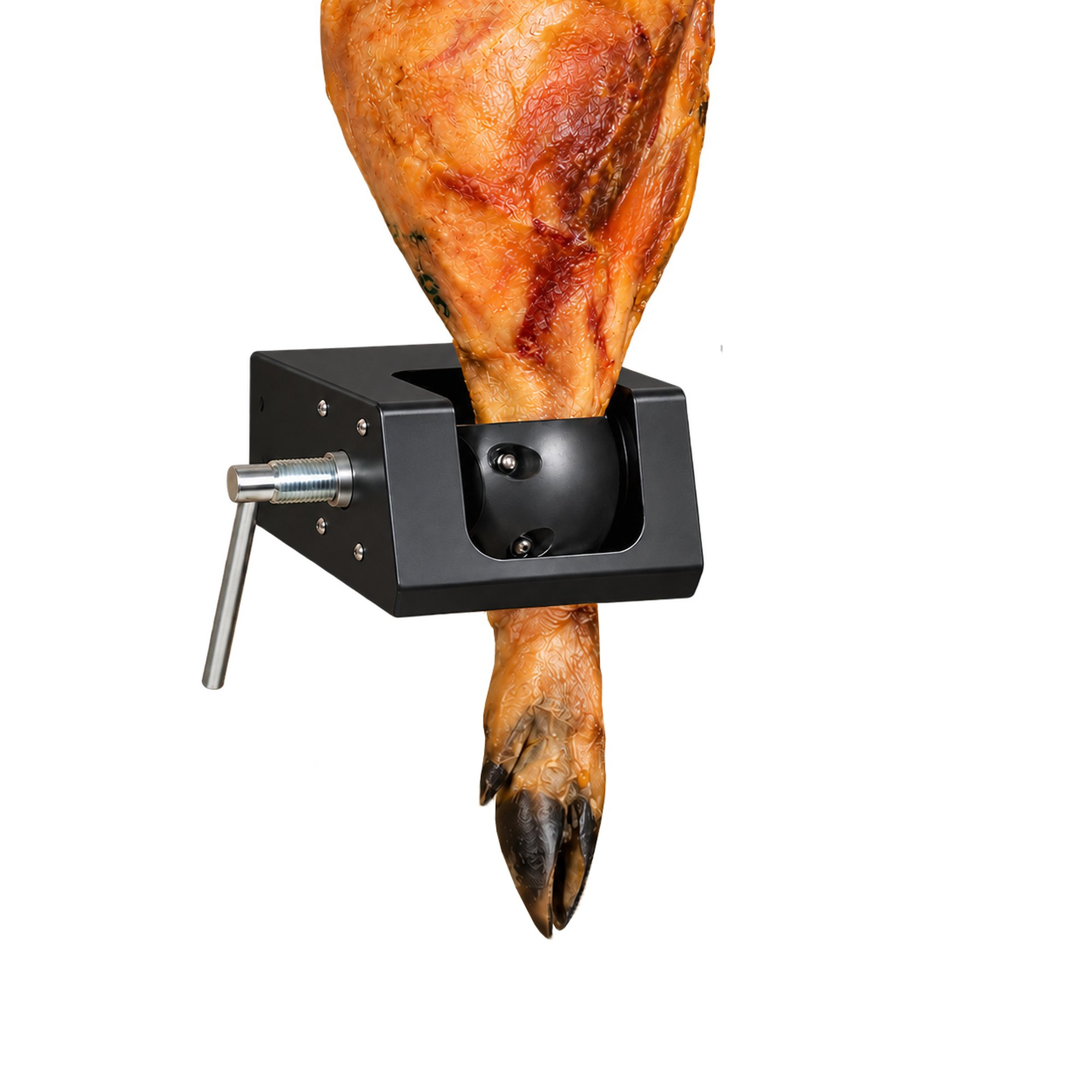 Un jamón curado cuelga verticalmente en un soporte negro con mango.