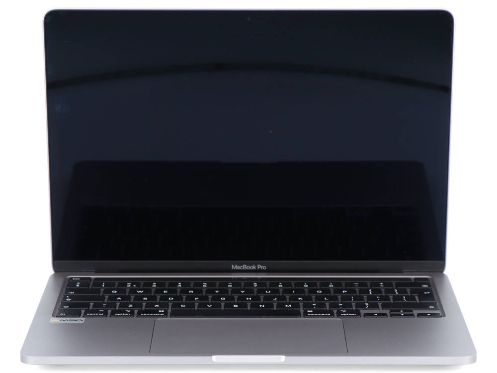 Otwarty, srebrny laptop MacBook Pro z czarnym ekranem stoi na białym tle.