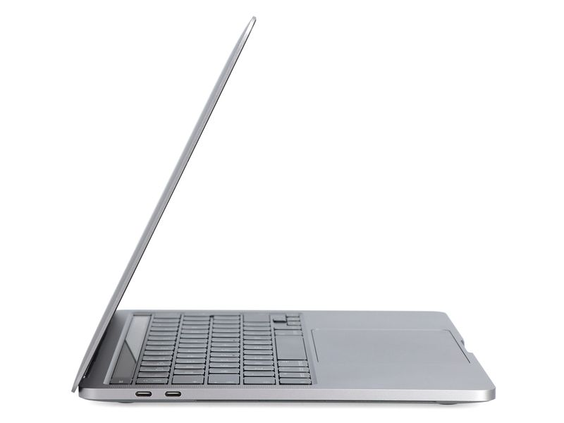 Widok z boku srebrnego laptopa z otwartym ekranem na białym tle.