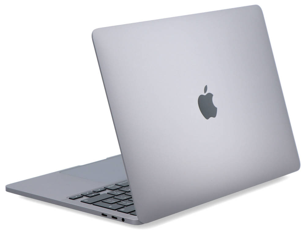 Srebrny laptop z logo Apple jest widziany od tyłu na białym tle.