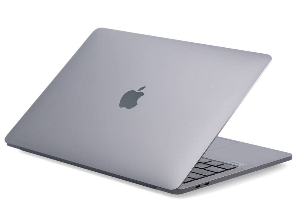 Srebrny laptop z zamkniętą klapą i logo Apple na białym tle.
