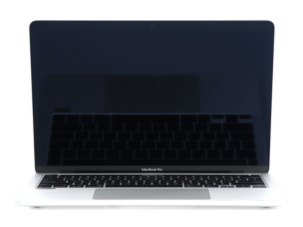 Srebrny laptop MacBook Pro jest otwarty na białym tle, pokazując czarny ekran i klawiaturę.