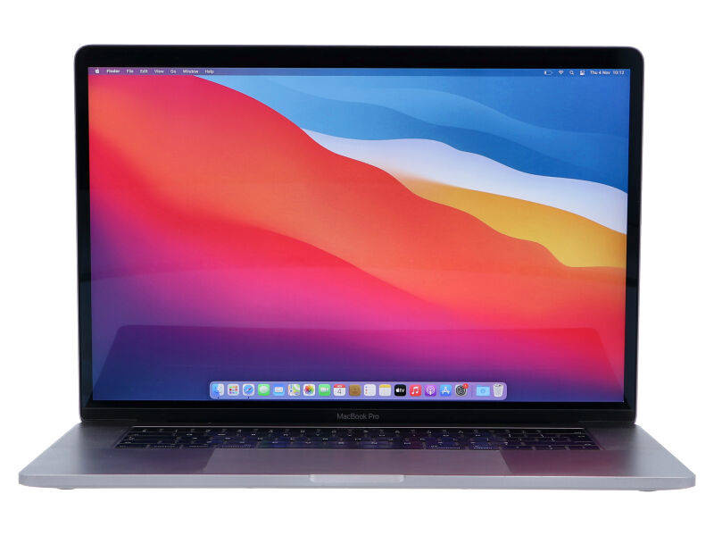 Otwarty laptop MacBook Pro wyświetlający kolorowe fale w tle i klawiaturę.