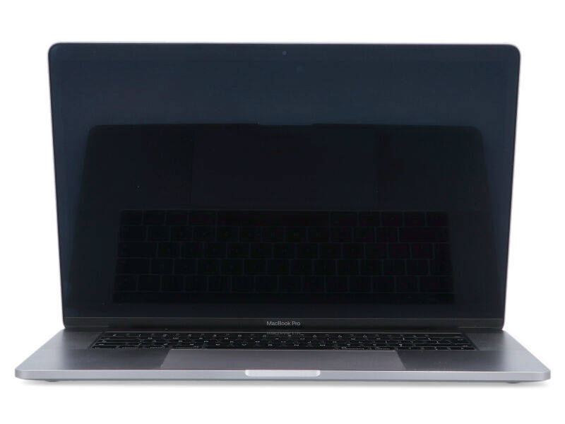 Srebrny laptop z czarnym ekranem na białym tle.