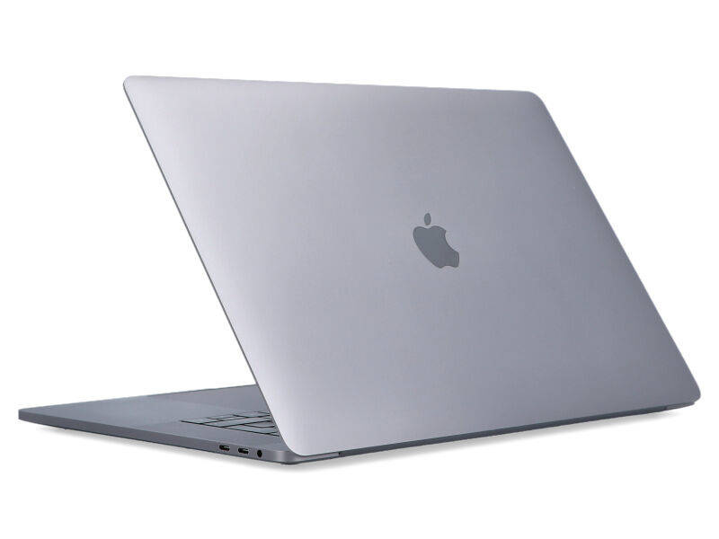 Zamknięty szary laptop z logo Apple na białym tle.