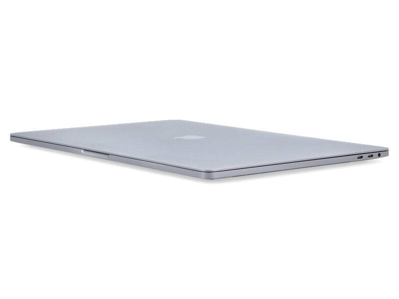 Zamknięty srebrny laptop leży płasko na białej powierzchni, pokazując porty z boku.