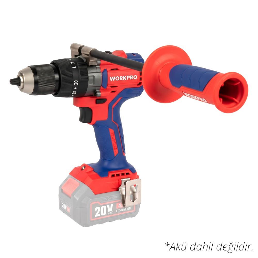Beyaz arka planda yan tutma koluna sahip kırmızı ve mavi renkli Workpro 20V şarjlı matkap.