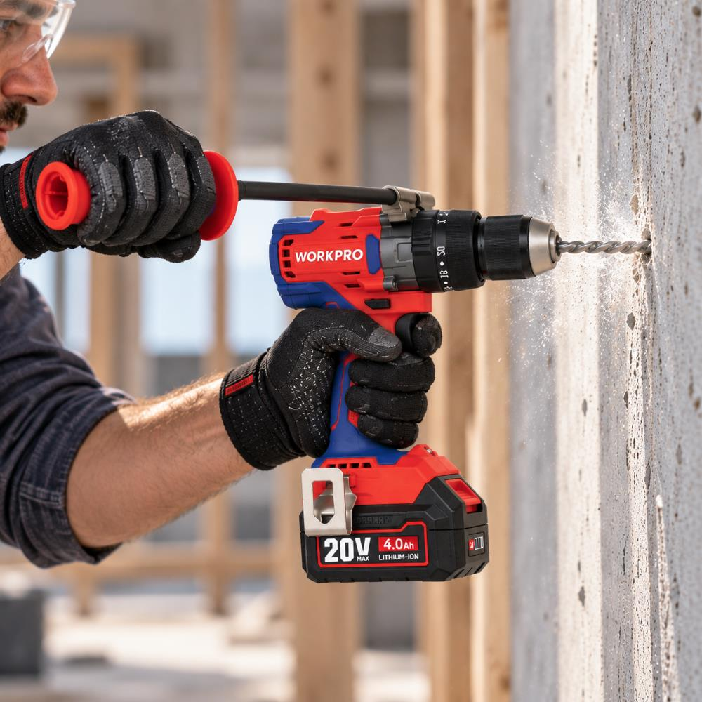 Eldivenli bir işçi kırmızı ve mavi Workpro 20V akülü matkapla duvara delik açıyor.