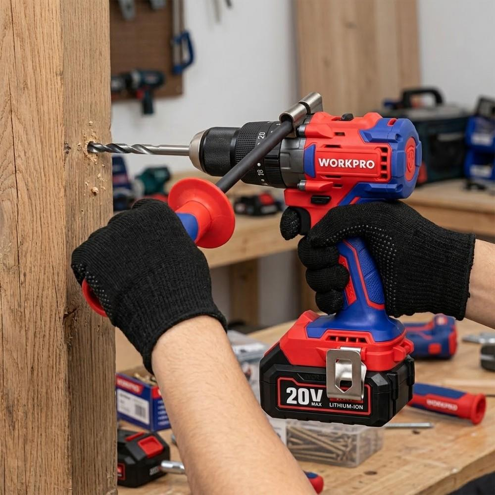 Eldivenli bir kişi, bir ahşap merteğe delik açmak için kırmızı ve mavi renkli Workpro 20V matkap kullanıyor.